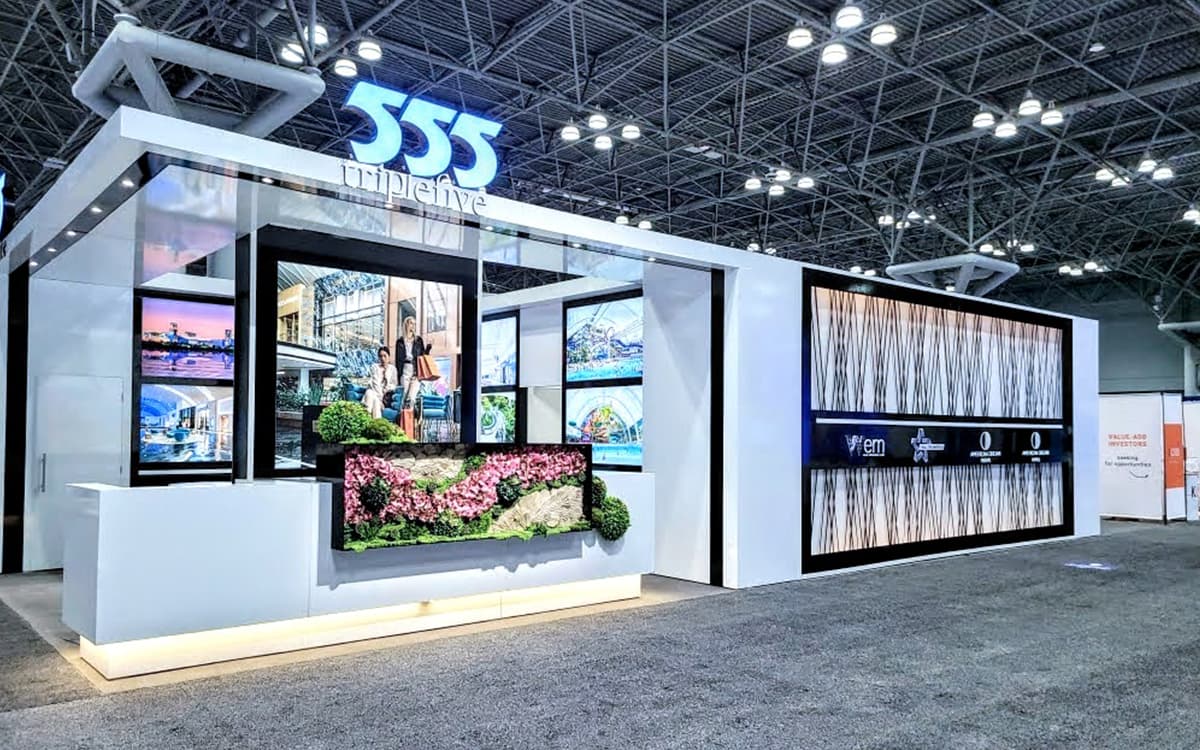 Tight-turnaround exhibit install with crew on site