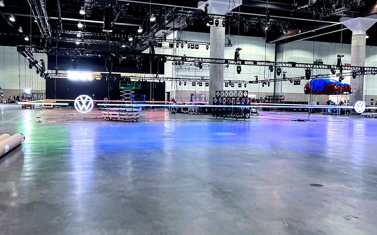 Organizer move-in week leadership on the convention floor