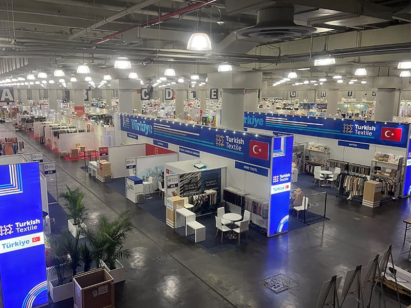 Experienced CSI team on an active convention show floor